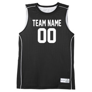 Op de afbeelding: Zwart basketbaltenue met witte bies en de tekst "TEAM NAME 00" op de voorkant.