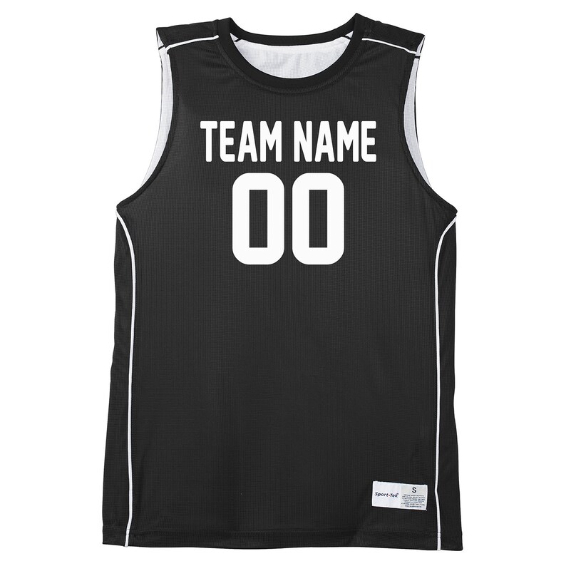 Op de afbeelding: Zwart basketbaltenue met witte bies en de tekst "TEAM NAME 00" op de voorkant.