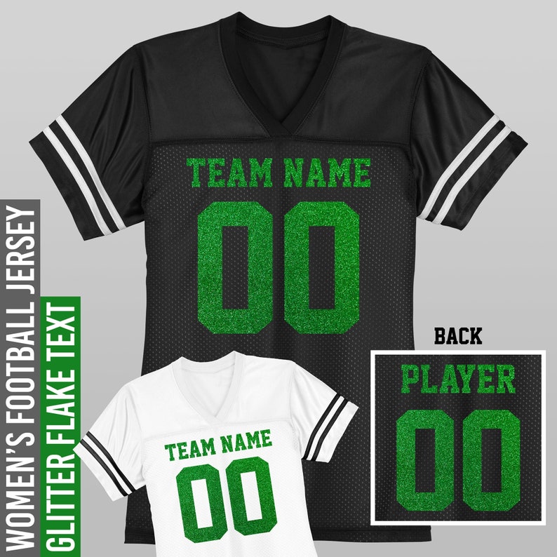 Puede incluir: Camiseta de f&uacute;tbol negra y blanca con texto de purpurina verde. La parte delantera de la camiseta dice "TEAM NAME" y tiene el n&uacute;mero "00". La parte trasera de la camiseta dice "PLAYER" y tiene el n&uacute;mero "00".