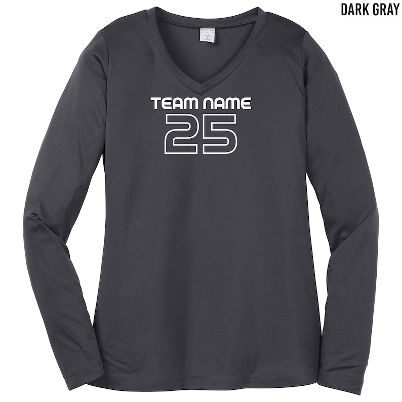 以下が含まれることがあります： Vネックのダークグレーのロングスリーブシャツ。シャツには「TEAM NAME」という白い文字と、太字で縁取りされたフォントで「25」という数字が書かれています。