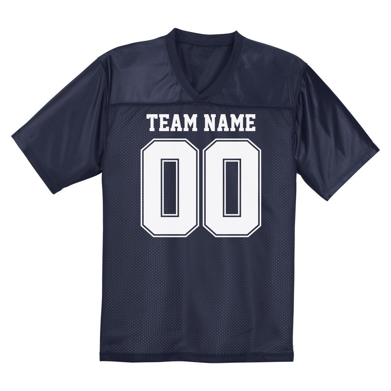 Puede incluir: Camiseta de f&uacute;tbol azul marino con tejido de malla blanca. La camiseta tiene un cuello en V blanco y n&uacute;meros blancos en la parte delantera. El texto "TEAM NAME" est&aacute; impreso sobre los n&uacute;meros.