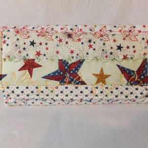 Cartera Triple en Tejidos Patrióticos. 8W x 4H, 8 ranuras para tarjetas de crédito, bolsa de monedas con cremallera, bolsillo de factura, cierre de imán doble. Regalo patriótico