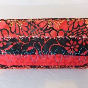 Tri-fold Wallet.Red y Negro Batik Fabric 8 ranuras de tarjeta de crédito, bolsa de monedas con cremallera, bolsillo de la factura, cierre del imán. Maravillosa idea de regalo.