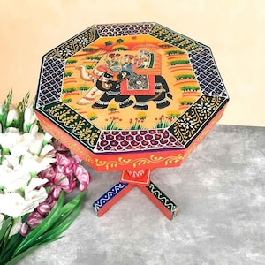 Handbeschilderde houten Rajasthani-tafelset | 2 stoelen en tafel | Etnische boho-meubels | Handgemaakte woondecoratie | Indiase terrasaccentenset