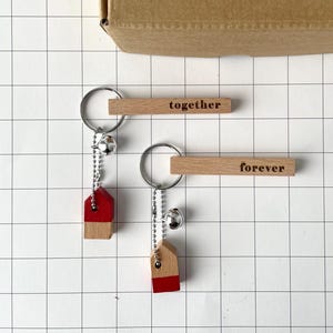 Box mit Schlüsselanhängerpaaren mit der Aufschrift „Together-Forever“