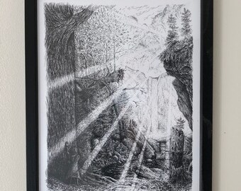 Könnte beinhalten: Eine schwarz-weiße Tuschezeichnung mit dem Titel The Seeker von Reagh Greenleaf Jr. in einem schwarzen Rahmen. Das Kunstwerk zeigt eine Waldszene mit einem großen Baum, einem Wasserfall in der Ferne und Lichtstrahlen durch das dichte Blätterdach.