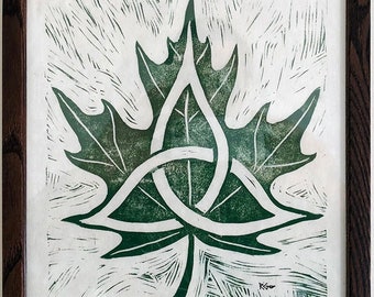 Könnte beinhalten: Gerahmter Druck mit einem grünen Triquetra Sugar Maple Blattdesign. Das Kunstwerk ist ein Linolschnitt mit weißem Hintergrund und einem dunkelbraunen Holzrahmen. Der Druck enthält den Text "Triquetra Sugar Maple" und "©2019 Randy Greenleaf Jr."