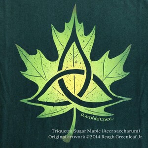 Op de afbeelding: Een groen esdoornblad met een triquetra-knoopontwerp. De tekst "RambleTREETM" staat onderaan het blad. De tekst "Triquetra Sugar Maple (Acer saccharum) Original artwork &copy;2014 Reagh Greenleaf Jr." staat onder het blad.