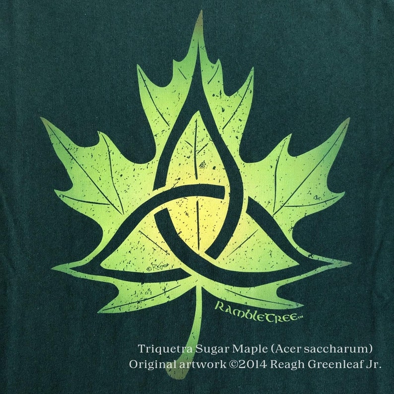Op de afbeelding: Een groen esdoornblad met een triquetra-knoopontwerp. De tekst "RambleTREETM" staat onderaan het blad. De tekst "Triquetra Sugar Maple (Acer saccharum) Original artwork &copy;2014 Reagh Greenleaf Jr." staat onder het blad.