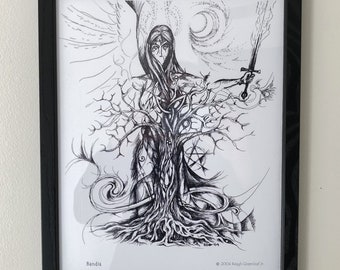 Op de afbeelding: Zwart-witte inkttekening van een vrouw die voor een boom staat met een zwaard in haar hand. De vrouw draagt een lange robe en heeft lang haar. De boom is kaal en heeft veel takken. De tekening is omgeven door een draaiend patroon.