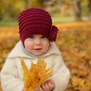 Rojo punto niño niña sombrero, bebé niña sombrero de invierno con flor, tejido Merino lana niñas gorro, punto de la mano niño gorro, sombrero para las niñas imagen 2