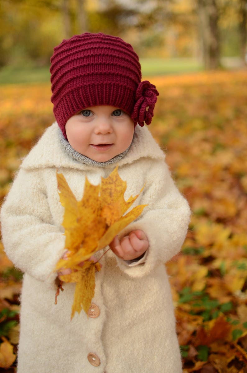 Rojo punto niño niña sombrero, bebé niña sombrero de invierno con flor, tejido Merino lana niñas gorro, punto de la mano niño gorro, sombrero para las niñas imagen 2