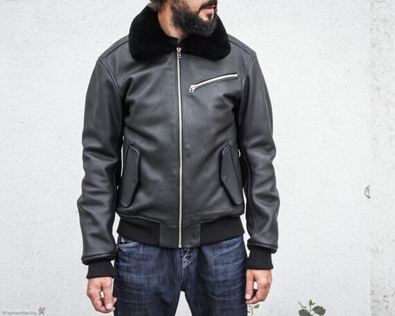 Zwart lederen vliegende vest. jaсket piloot, vintage stijl lederen jas leder bommenwerper, leger vest, vlieger lederen jas Zwart lederen vliegende vest. jaсket piloot, vintage stijl lederen jas leder bommenwerper, leger vest, vlieger lederen jas