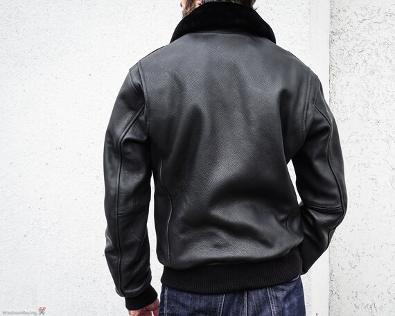 Zwart lederen vliegende vest. jaсket piloot, vintage stijl lederen jas leder bommenwerper, leger vest, vlieger lederen jas Zwart lederen vliegende vest. jaсket piloot, vintage stijl lederen jas leder bommenwerper, leger vest, vlieger lederen jas