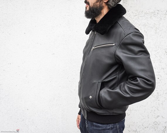 Zwart lederen vliegende vest. jaсket piloot, vintage stijl lederen jas leder bommenwerper, leger vest, vlieger lederen jas Zwart lederen vliegende vest. jaсket piloot, vintage stijl lederen jas leder bommenwerper, leger vest, vlieger lederen jas