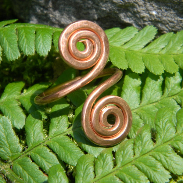 Anneau celtique en spirale de cuivre exécuté à la main