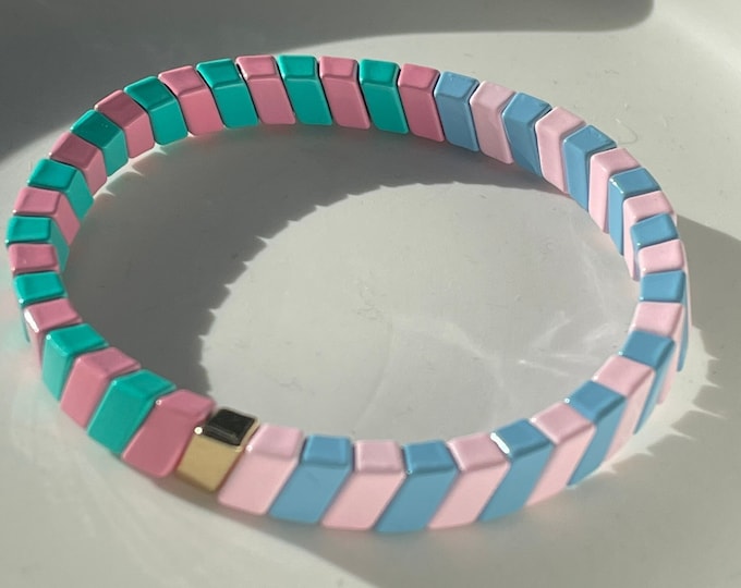 BLUE MEETS PINK Armband aus  emaillierten Metallperlen