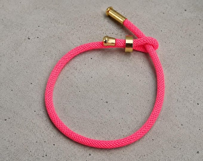 Minimalistisches Statement-Armband mit Goldakzenten