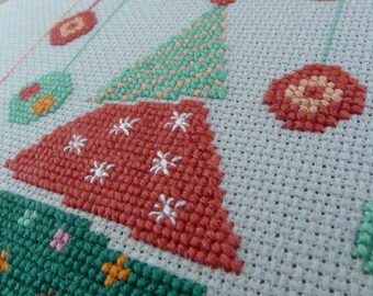 Christmas decoration Drum frame to embroider in cross stitch Christmas tree and fir ball
