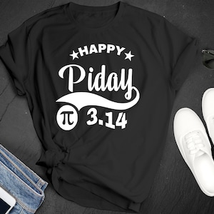 Może przedstawiać: Czarna koszulka z białym napisem "HAPPY Pi Day", z symbolem Pi i liczbami 3.14. Koszulka jest prezentowana z dżinsami, białymi trampkami, okularami przeciwsłonecznymi i smartfonem ze słuchawkami.