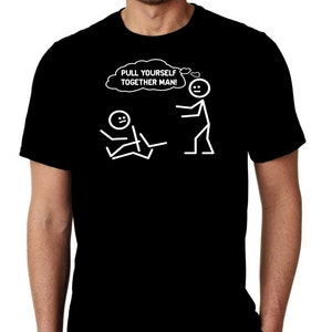 Könnte beinhalten: Schwarzes T-Shirt mit einer weißen Grafik von Strichmännchen. Einer liegt am Boden, ein anderer steht und greift aus. Der Text darüber lautet: „PULL YOURSELF TOGETHER MAN!“