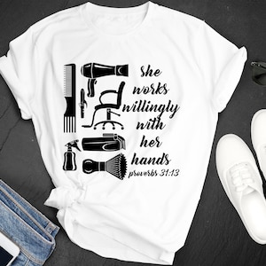 Nationale dag van de schoonheidsspecialiste werkt gewillig met haar handen Salon Kapselstijl Premium unisex T-shirt met korte mouwen T-shirt klein 3XL