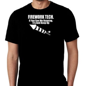 Pode incluir: Camiseta preta com texto branco e um gráfico de fogos de artifício. O texto diz: "FIREWORK TECH. If You See Me Running, Try And Keep Up."