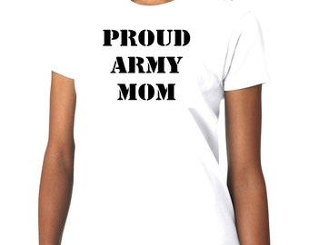 Könnte beinhalten: Weißes T-Shirt mit dem Text "PROUD ARMY MOM" in fetten, schwarzen Buchstaben. Das Shirt hat kurze Ärmel und einen Rundhalsausschnitt. Der Text ist mittig auf der Vorderseite des Shirts platziert.