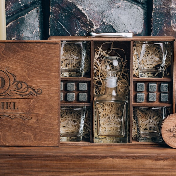 Whisky Decanter Set, Bicchieri di whisky personalizzati, Regali di Natale per lui, Decanter Set Personalizzato, Scatola regalo in legno incisa, ads6