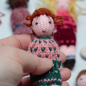 Petites poupées tricotées main en laine, jouet traditionnel. Pour enfants. image 8