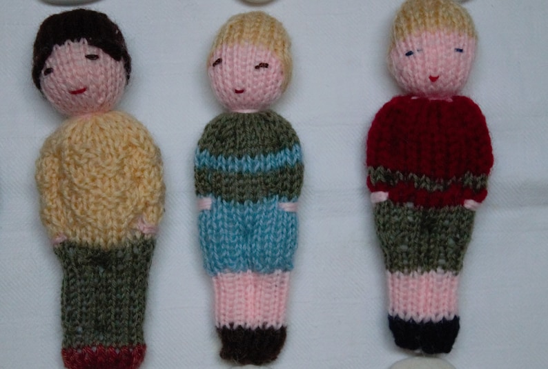 Petites poupées tricotées main en laine, jouet traditionnel. Pour enfants. image 3