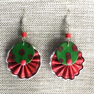 Pendientes colgantes en disco plisado rojo y pastilla verde, cero residuos. Para mujeres, con orejas perforadas o no.