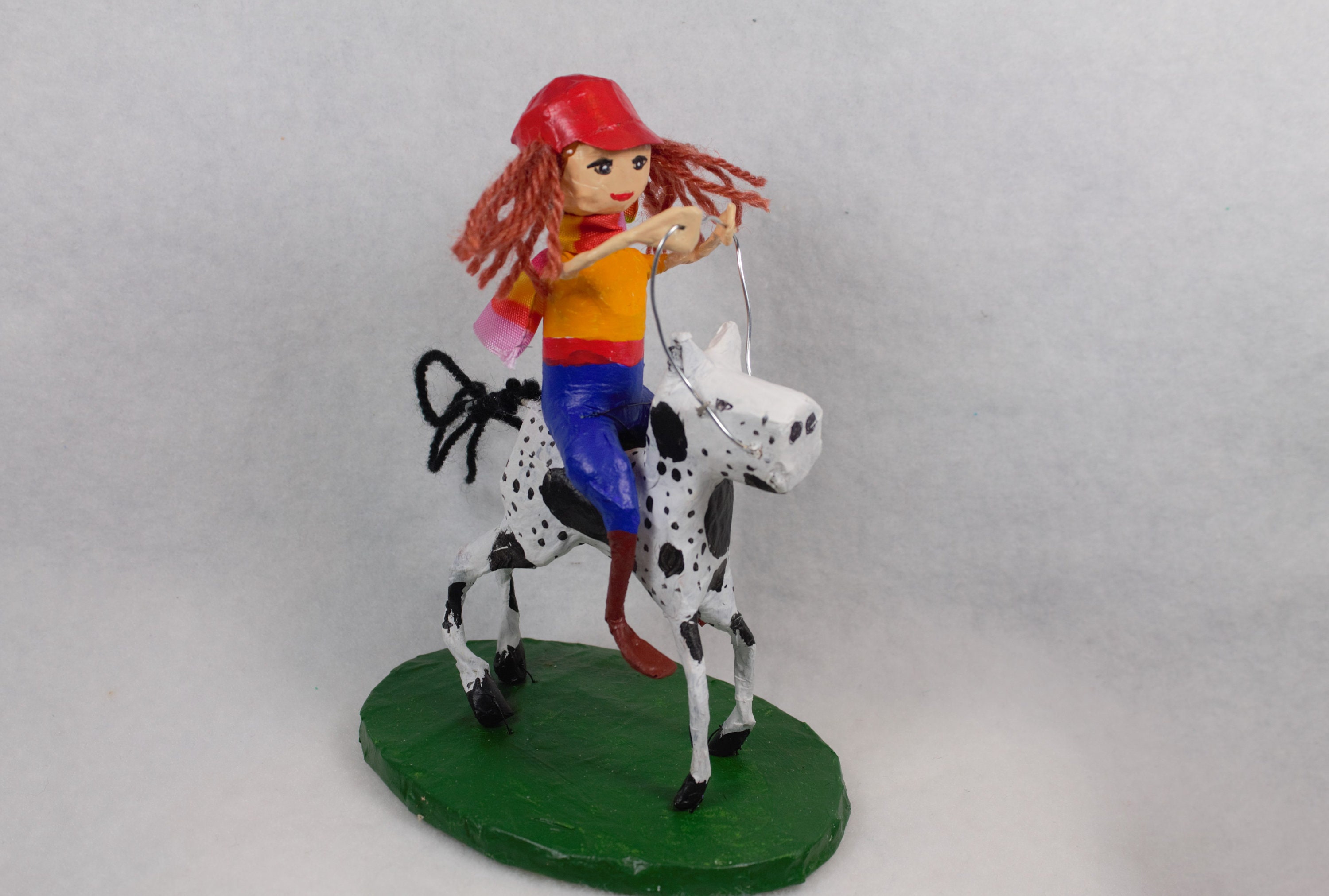 Sculpture Pour Enfant, La Cavalière sur Son Cheval Blanc et Noir.