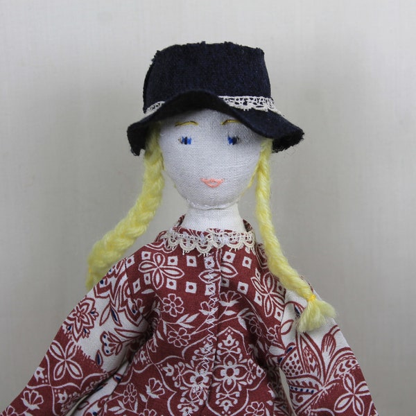 Grande poupée de chiffon aux tresses blondes. Pour jouer ou collectionner.