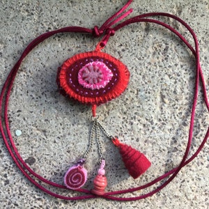 Collana lunga con grande cabochon ovale e 3 ciondoli, perline di lana ricamate, rosso bordeaux rosa. Per le donne.