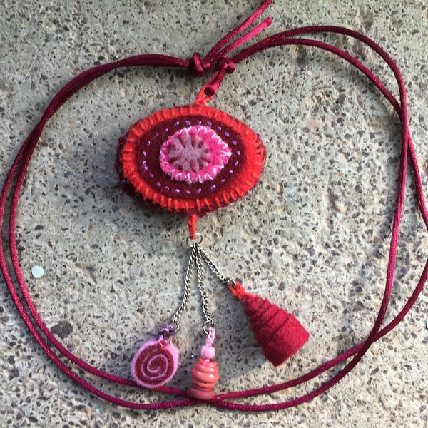 Collier Sautoir avec gros cabochon ovale et 3 breloques, perles de laine brodées, rouge rose bordeaux. Pour femme.