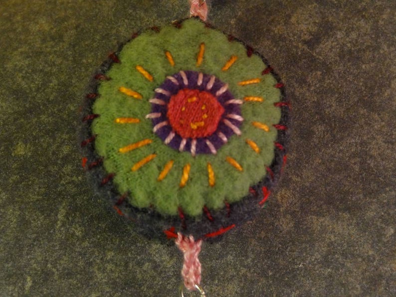 Collier sautoir au pendentif vert gris et rouge en laine brodée avec 3 breloques. Pour femme. image 6