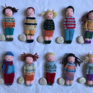 Petites poupées tricotées main en laine, jouet traditionnel. Pour enfants. image 1