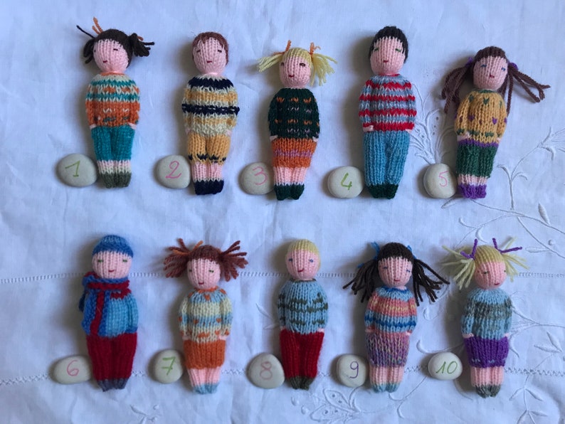 Petites poupées tricotées main en laine, jouet traditionnel. Pour enfants. image 1