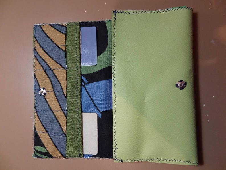 Ensemble maroquinerie 3 en 1: porte chéquier, porte-monnaie et porte-cartes en skaï vert anis. Pour femme. image 4