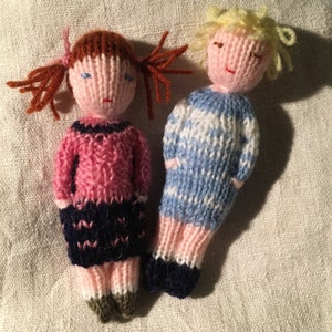 Petites poupées tricotées main en laine, jouet traditionnel. Pour enfants. image 10