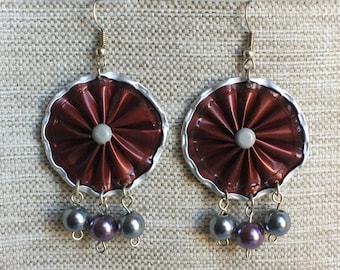 Boucles d'oreilles bordeaux et grises, forme soleil, capsule de café et perles grises.