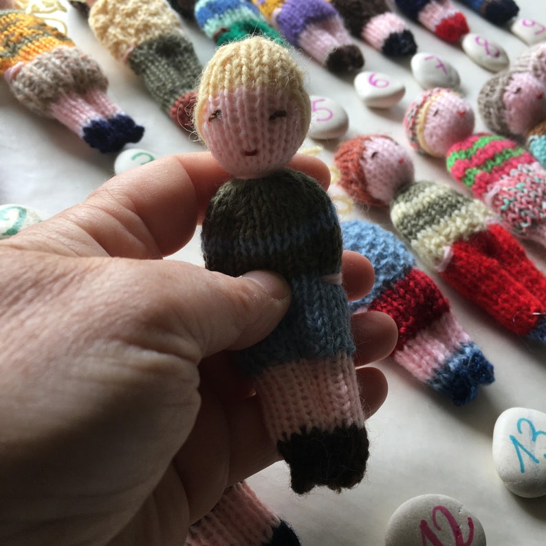 Petites poupées tricotées main en laine, jouet traditionnel. Pour enfants. image 2
