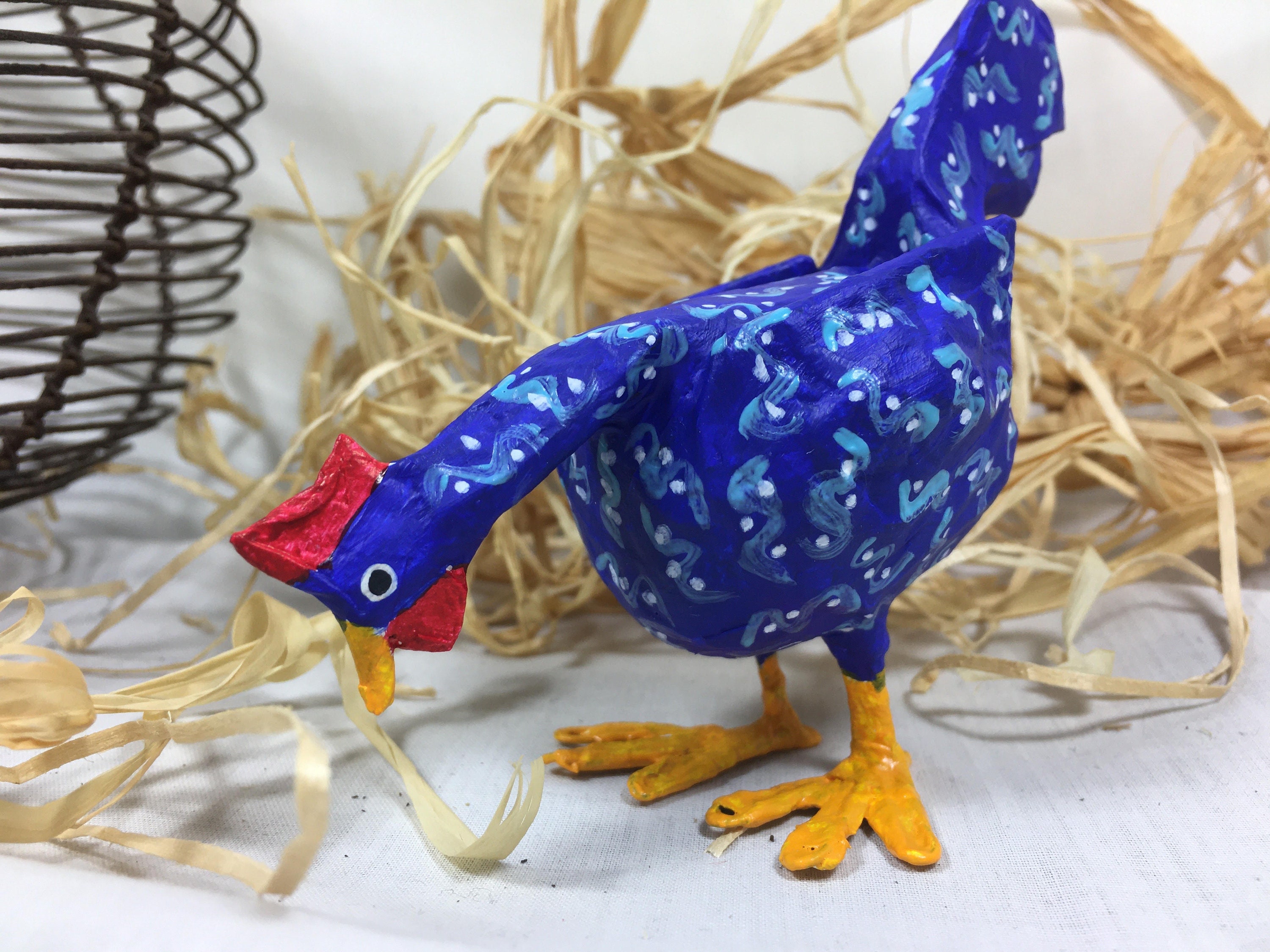 Petite Poule Bleue Sculptée. Déco de Pâques.