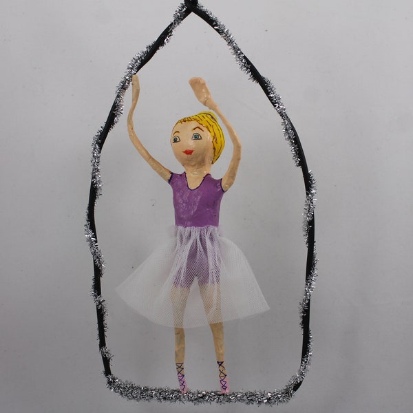 Mobile décoratif pour enfant, la petite danseuse. Sculpture en papier mâché.