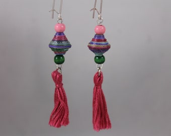 Boucles d'oreilles pendantes rose et violette.