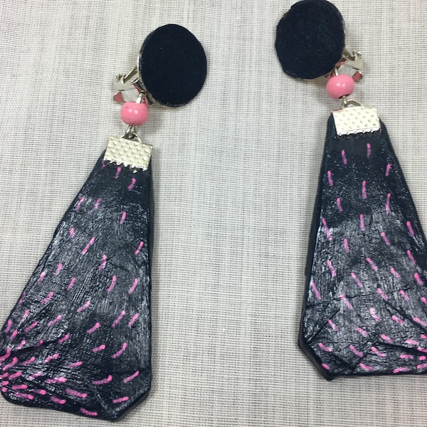 Boucles d'oreilles à clips avec pendentif marine et rose en carton léger. Pour femme.