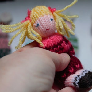 Petites poupées tricotées main en laine, jouet traditionnel. Pour enfants. image 9