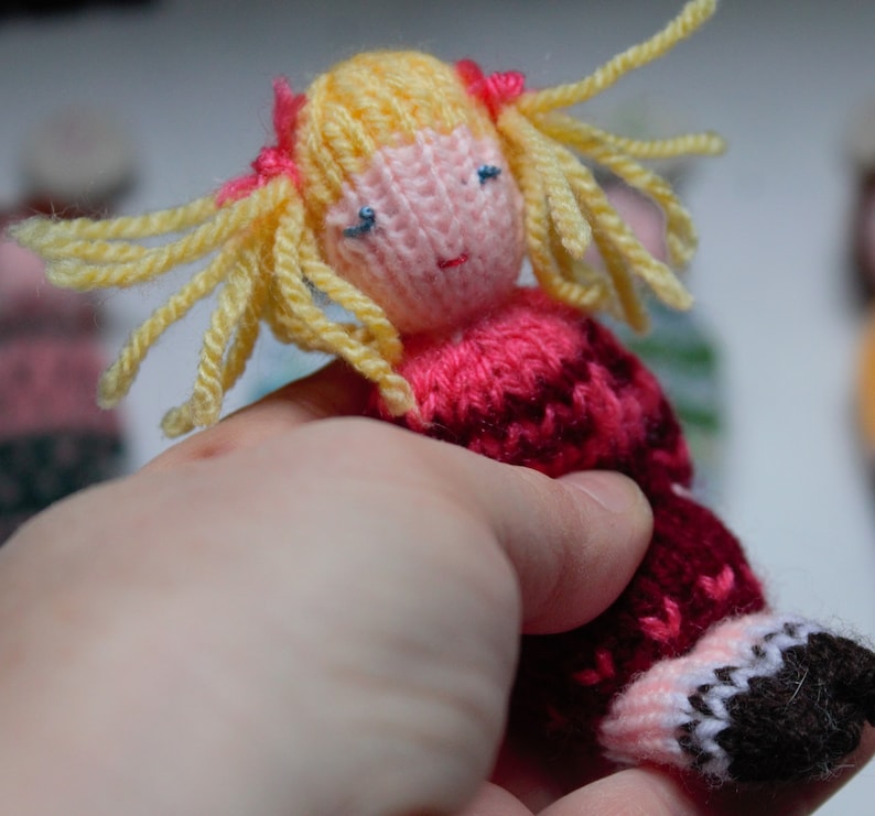Petites poupées tricotées main en laine, jouet traditionnel. Pour enfants. image 9