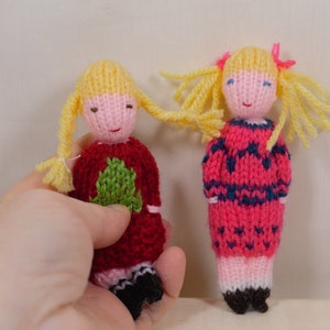 Petites poupées tricotées main en laine, jouet traditionnel. Pour enfants. image 7